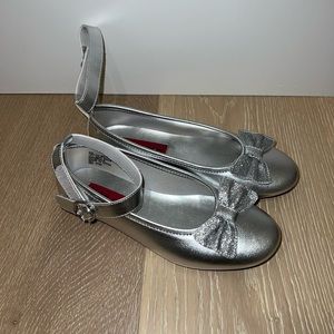 Girls dress shoes. size 3. Silver